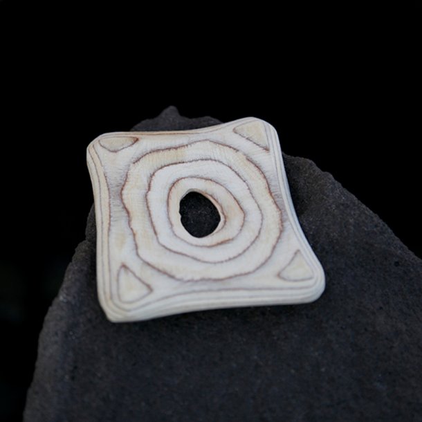 Σαπουνοθήκη ορθογώνια με τρύπα στο κέντρο της σε λευκή απόχρωση με καφέ δακτυλίους>